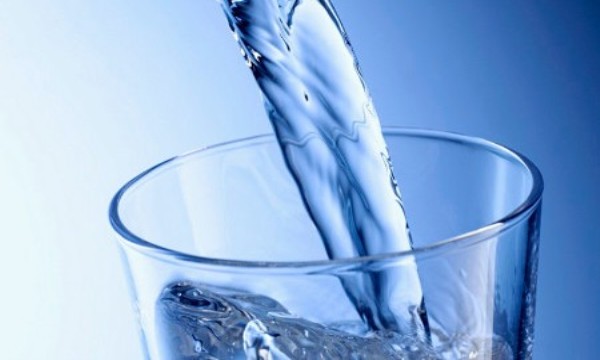 Resultado de imagen para boca de un joven bebiendo un vaso de agua